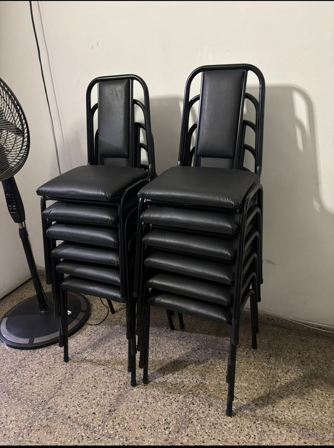 Stock de sillas Salomé apiladas